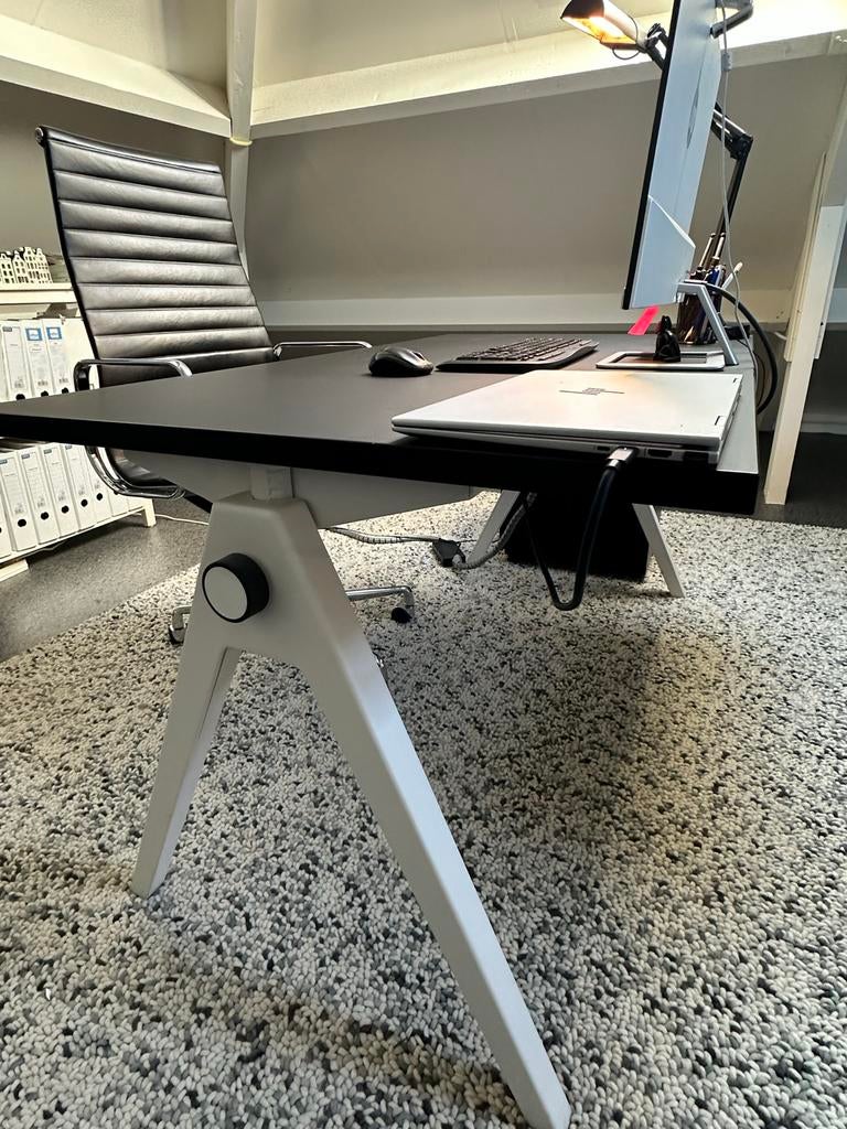 Vitra Joyn Designbureau - Zwart Fenix blad - 140x80, Ophalen, In hoogte verstelbaar, Zo goed als nieuw