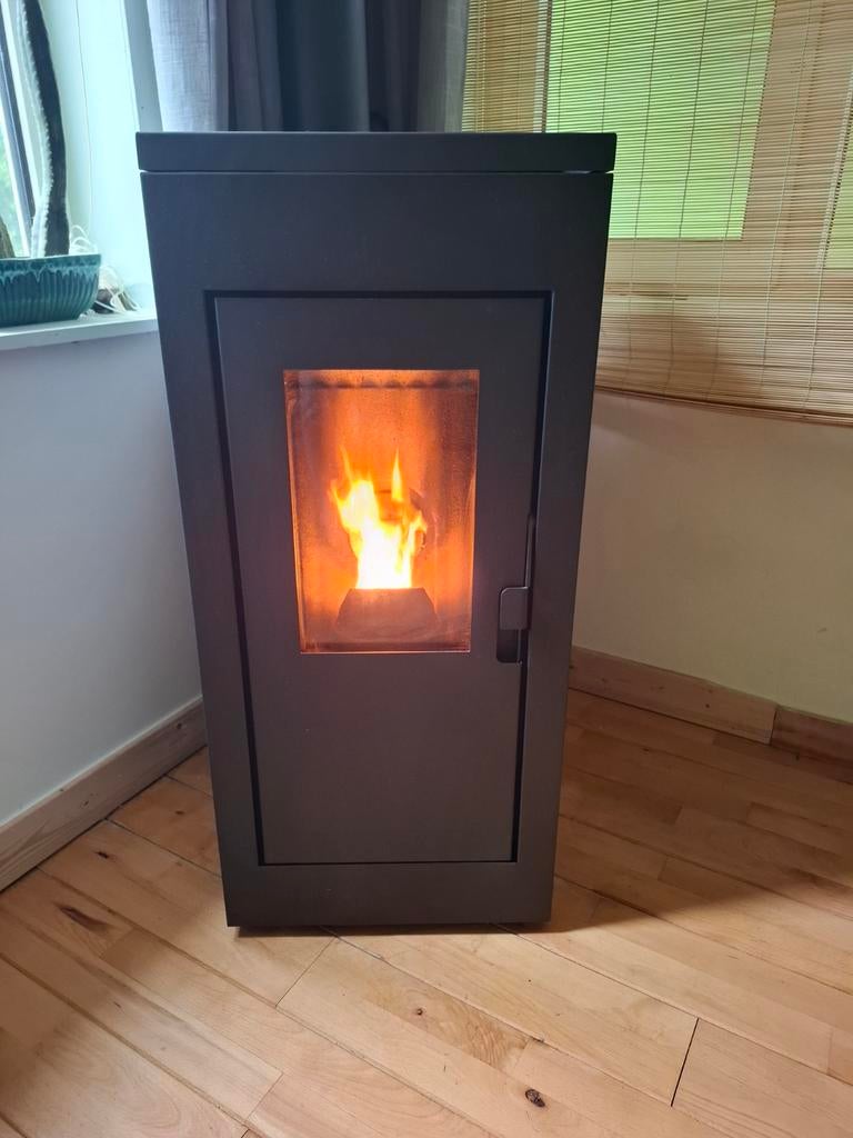 Pelletkachel 9kW compleet + 20 zakken pellets, Ophalen, Zo goed als nieuw, Overige brandstoffen, Pelletkachel