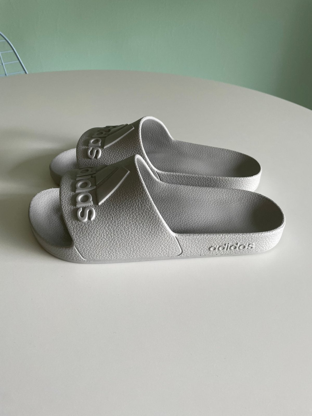 Adidas Adilette Aqua grijs, Slippers, Overige kleuren, Nieuw, Ophalen of Verzenden