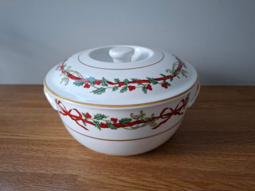 Kerst OVENVASTE DEKSCHAAL "Holly Ribbons" Royal Worcester, Overige merken, Nieuw, Ophalen of Verzenden, Schaal of Schalen