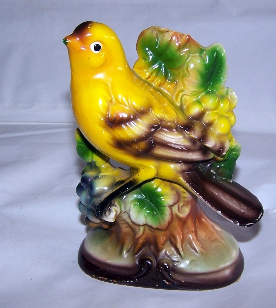 Vintage keramische sculptuur Yellow bird met druiven. H.15cm, Ophalen of Verzenden, Zo goed als nieuw, Dier