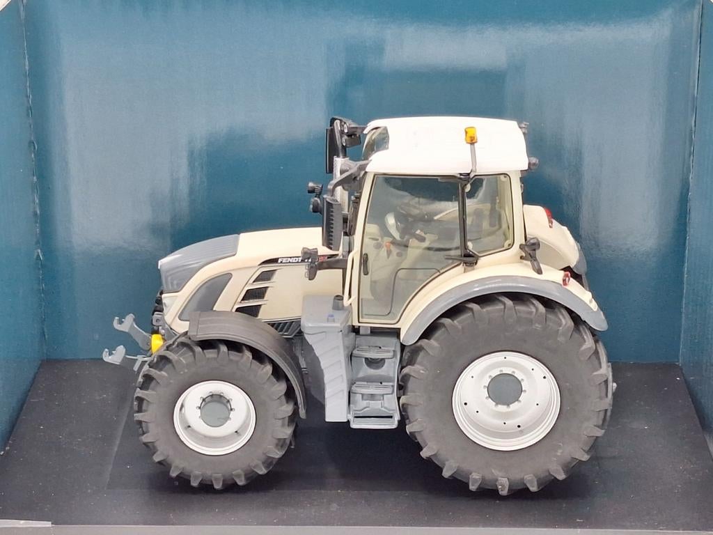 Fendt 724 Vario, Schuco, Tractor of Landbouw, Ophalen of Verzenden, Zo goed als nieuw