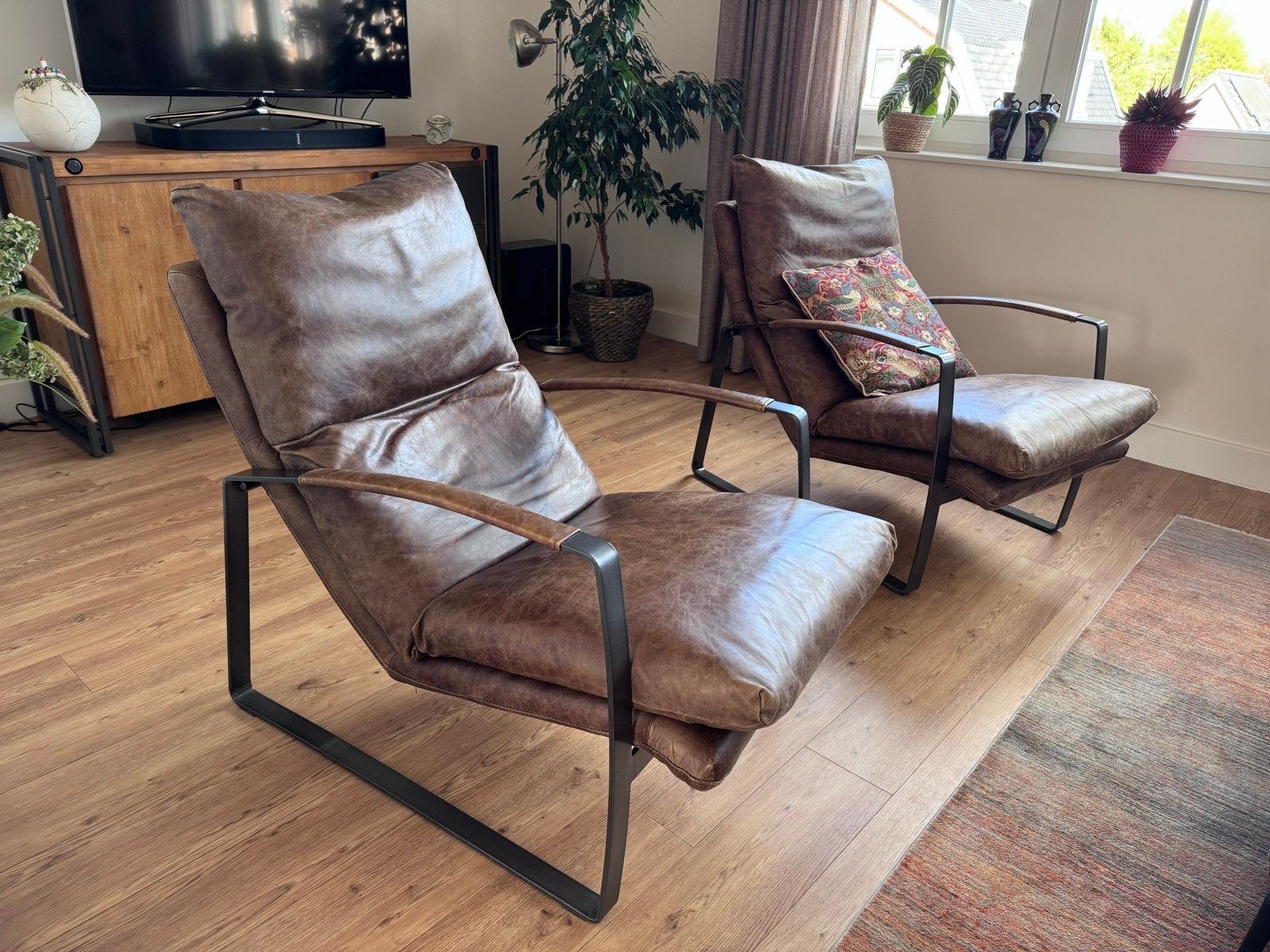 Eleonora bruinleren stoelen met zwart metalen frame, Ophalen, Gebruikt, 50 tot 75 cm, Leer
