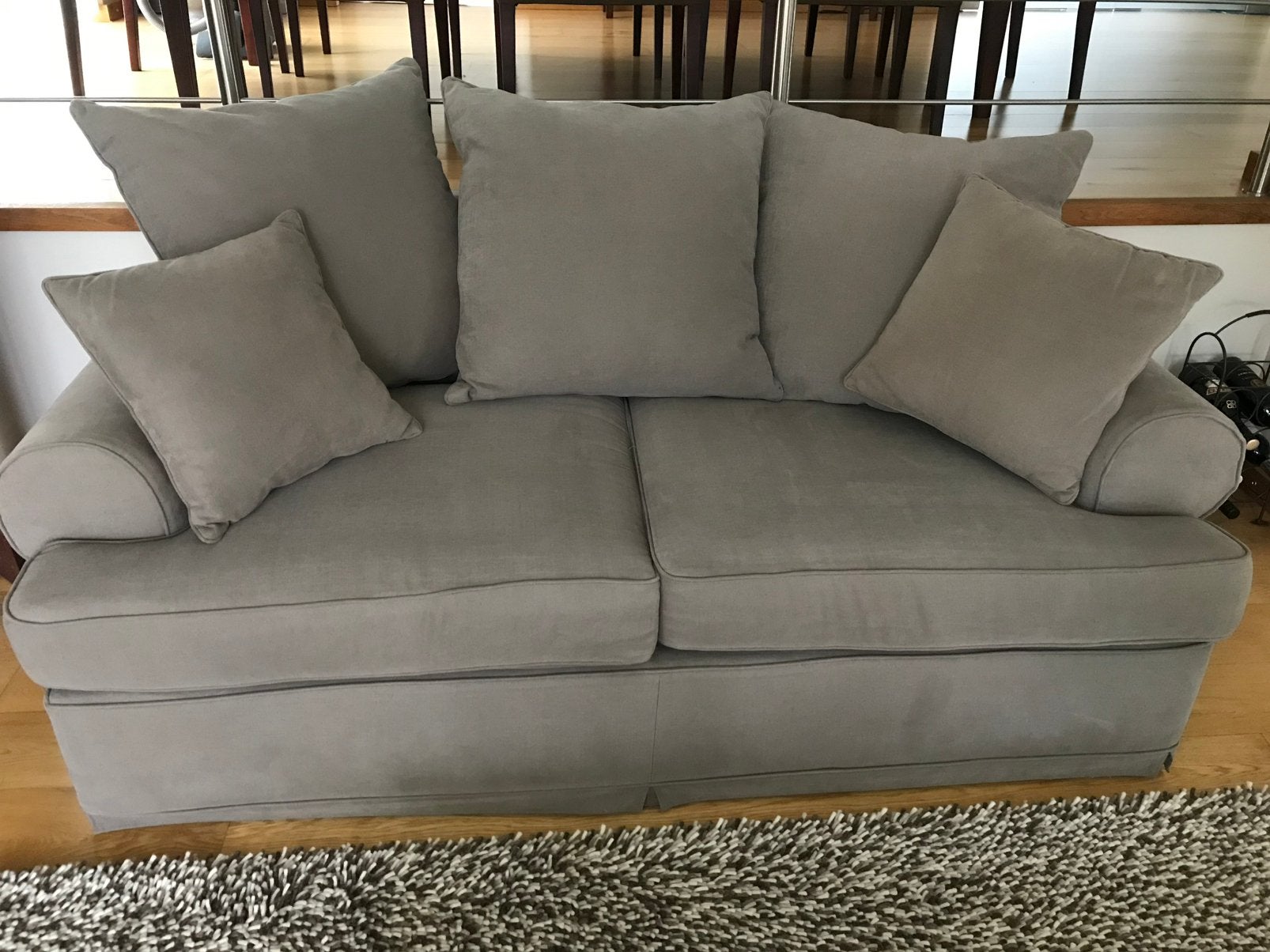 ZGAN: comfortabele rechte stoffen bank, in taupe kleur, Ophalen, Driepersoons, 75 tot 100 cm, Zo goed als nieuw