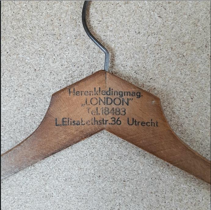Oude Kledinghanger Herenkleding mag. LONDON tel 18483, Ophalen of Verzenden