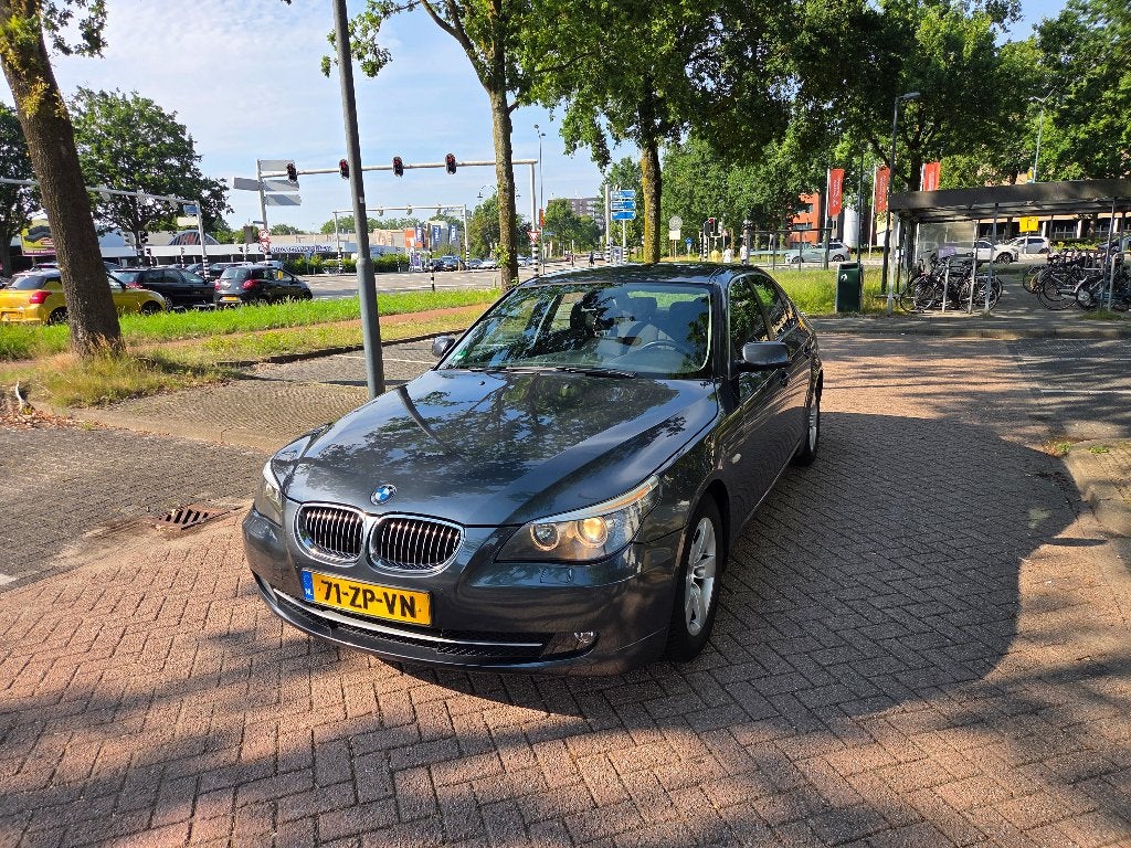 BMW 5-Serie 2.5 I 523 AUT 2008 Grijs, Auto's, BMW, Zwart, Origineel Nederlands, Sedan, 750 kg