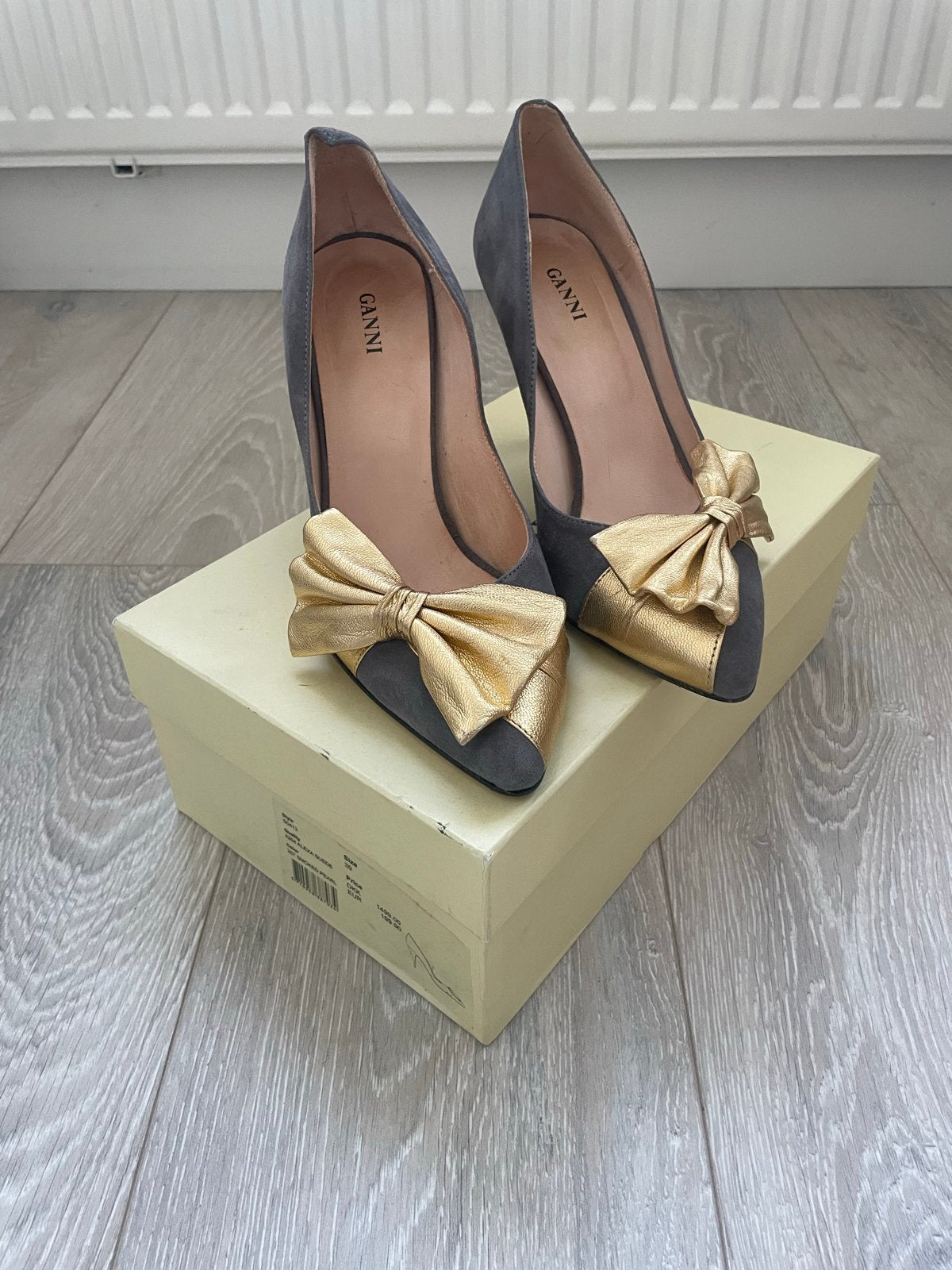 Ganni Alexa Suede Pumps - Grijs met gouden strik, Ophalen of Verzenden, Gedragen, Grijs, Pumps