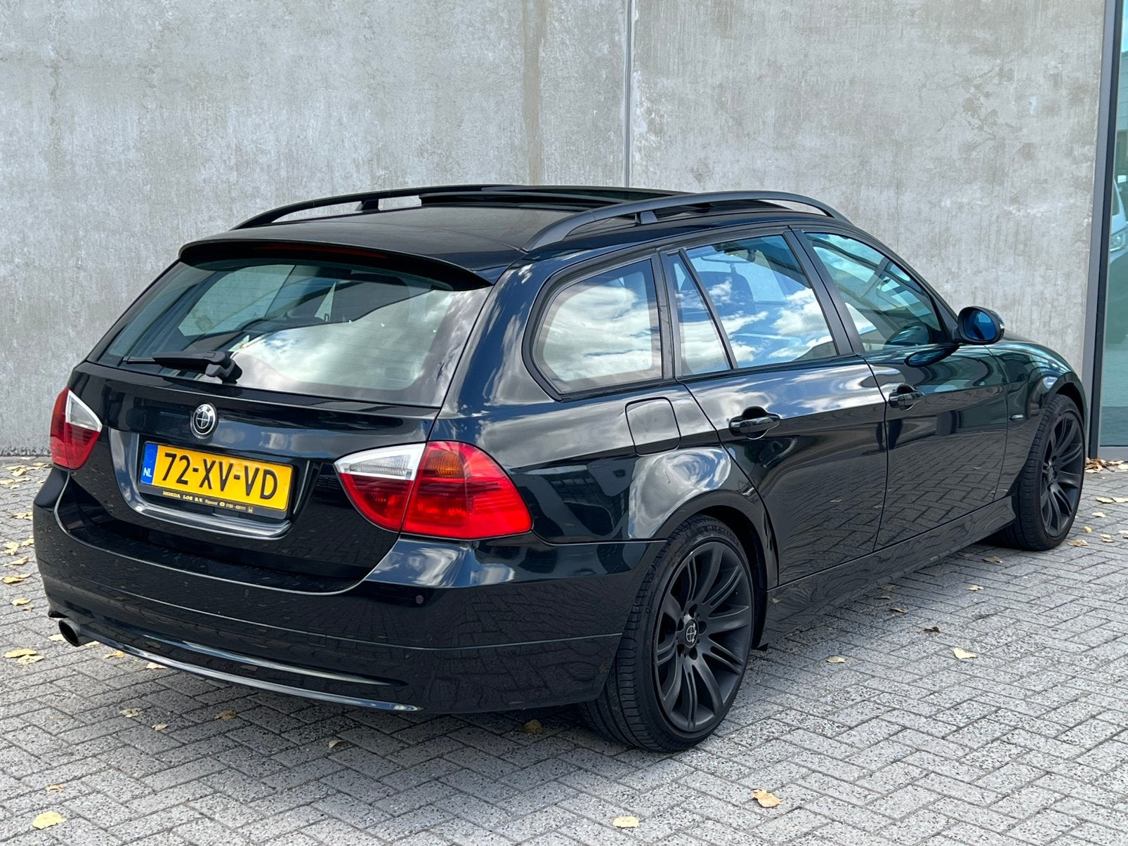 Zwarte BMW 3-Serie 320i E91 Touring 170PK/PanoramaDak/AC/NAP, 1995 cc, Zwart, 4 cilinders, Zwart