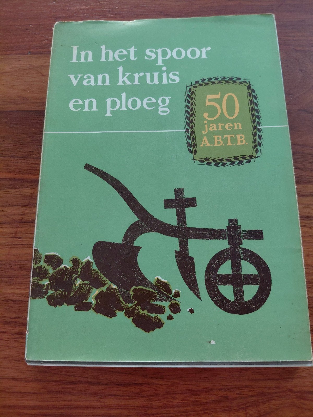 in het spoor van kruis en ploeg, Ophalen of Verzenden, Gelezen