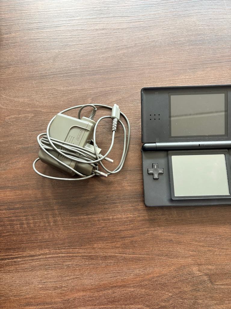 Nintendo DS Lite Zwart met oplader, Spelcomputers en Games, Spelcomputers | Nintendo DS, Gebruikt, Zwart, Ophalen of Verzenden