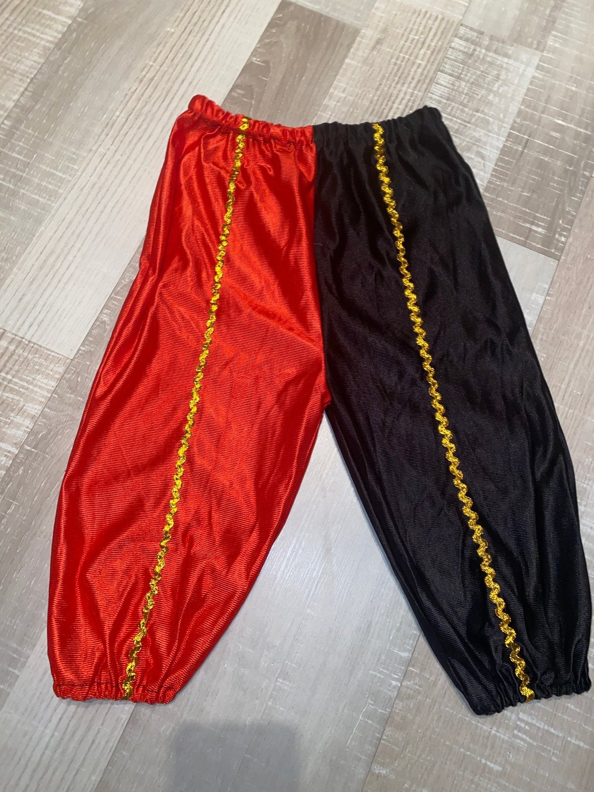 Sinterklaas feestje pieten broek rood/zwart in maat 110-116, Ophalen of Verzenden, Zo goed als nieuw, 110 t/m 116, Jongen of Meisje