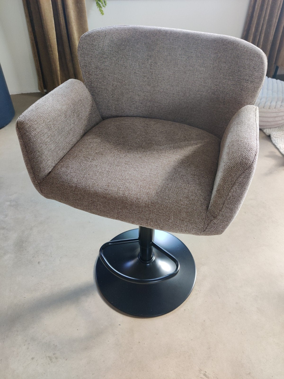 Nieuwe Beige Nemara barstoelen met leuning!, Huis en Inrichting, Barkrukken, 2 krukken, Ophalen, Nieuw, 60 tot 90 cm