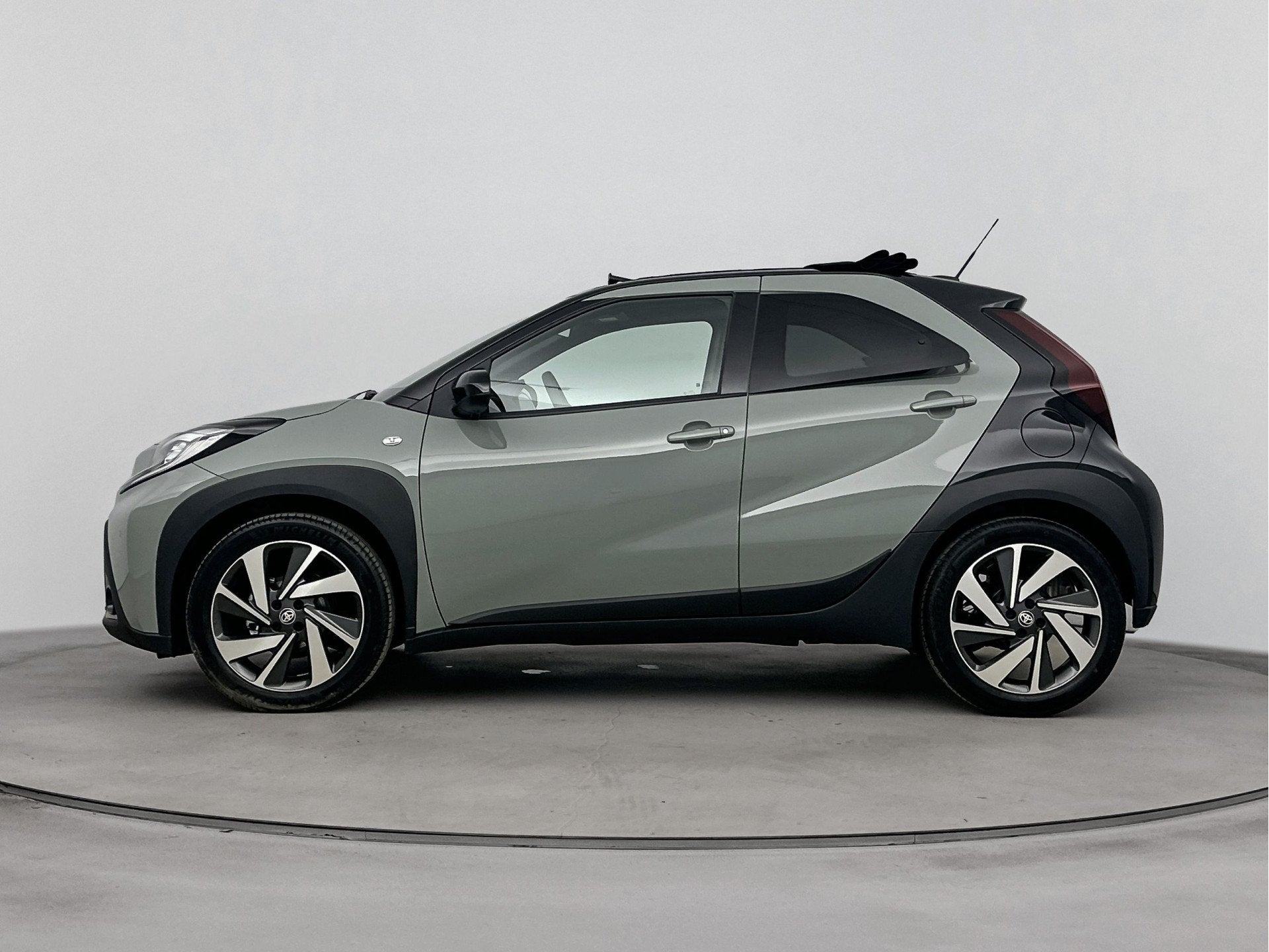 Toyota Aygo X 1.0 VVT-i MT Envy Canvas Dak | BTW voertuig |, 12 maanden, Stof, 4 stoelen, Origineel Nederlands