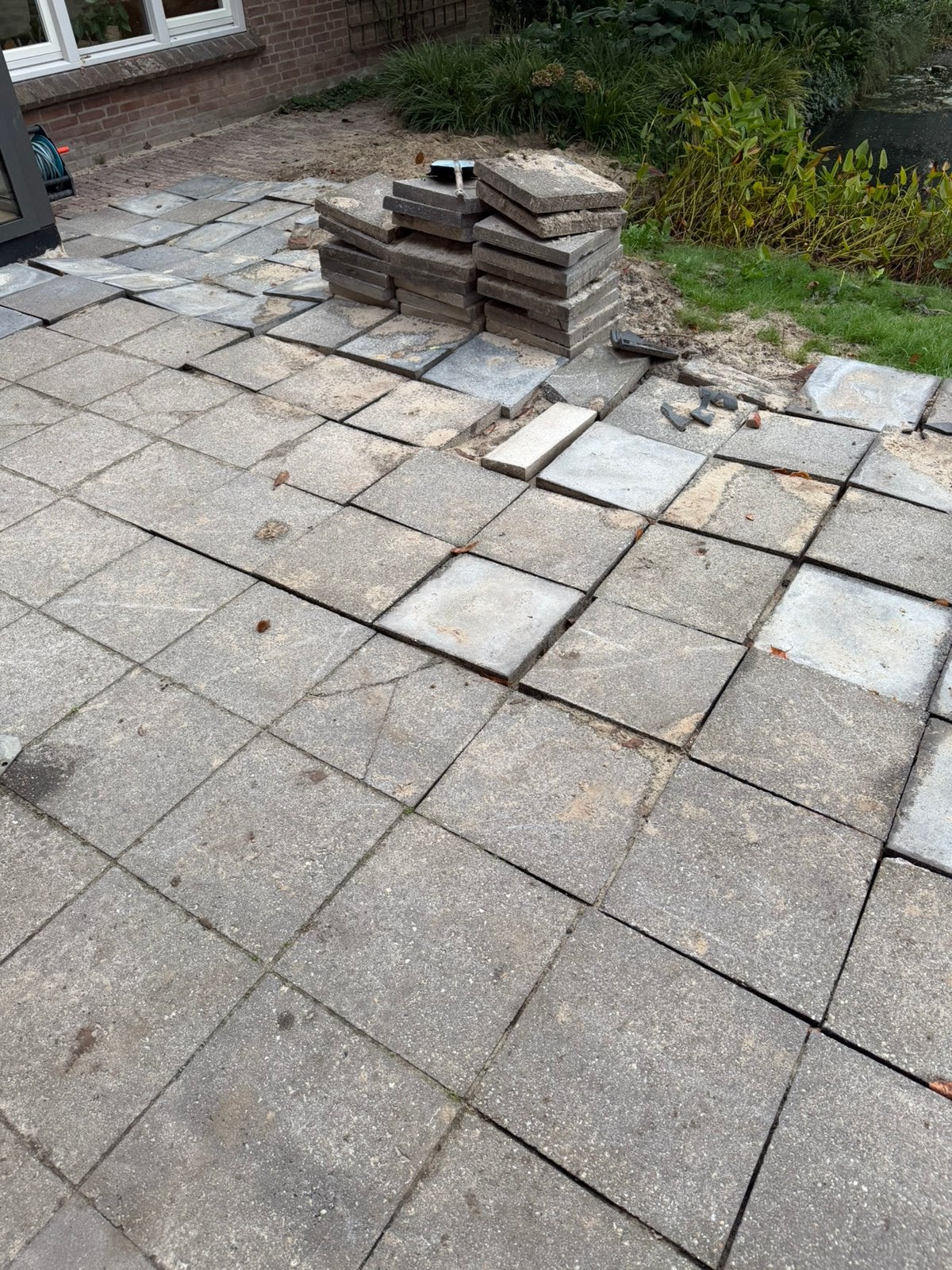 Gratis af te halen: Betontegels 40x40 grijs (ca. 35m²), Ophalen, Zo goed als nieuw, Beton, Terrastegels