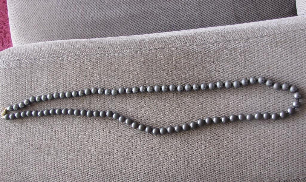 Lange Hematiet ketting met half glimmend / half matte kralen, Sieraden, Tassen en Uiterlijk, Kettingen, Ophalen, Nieuw, Grijs