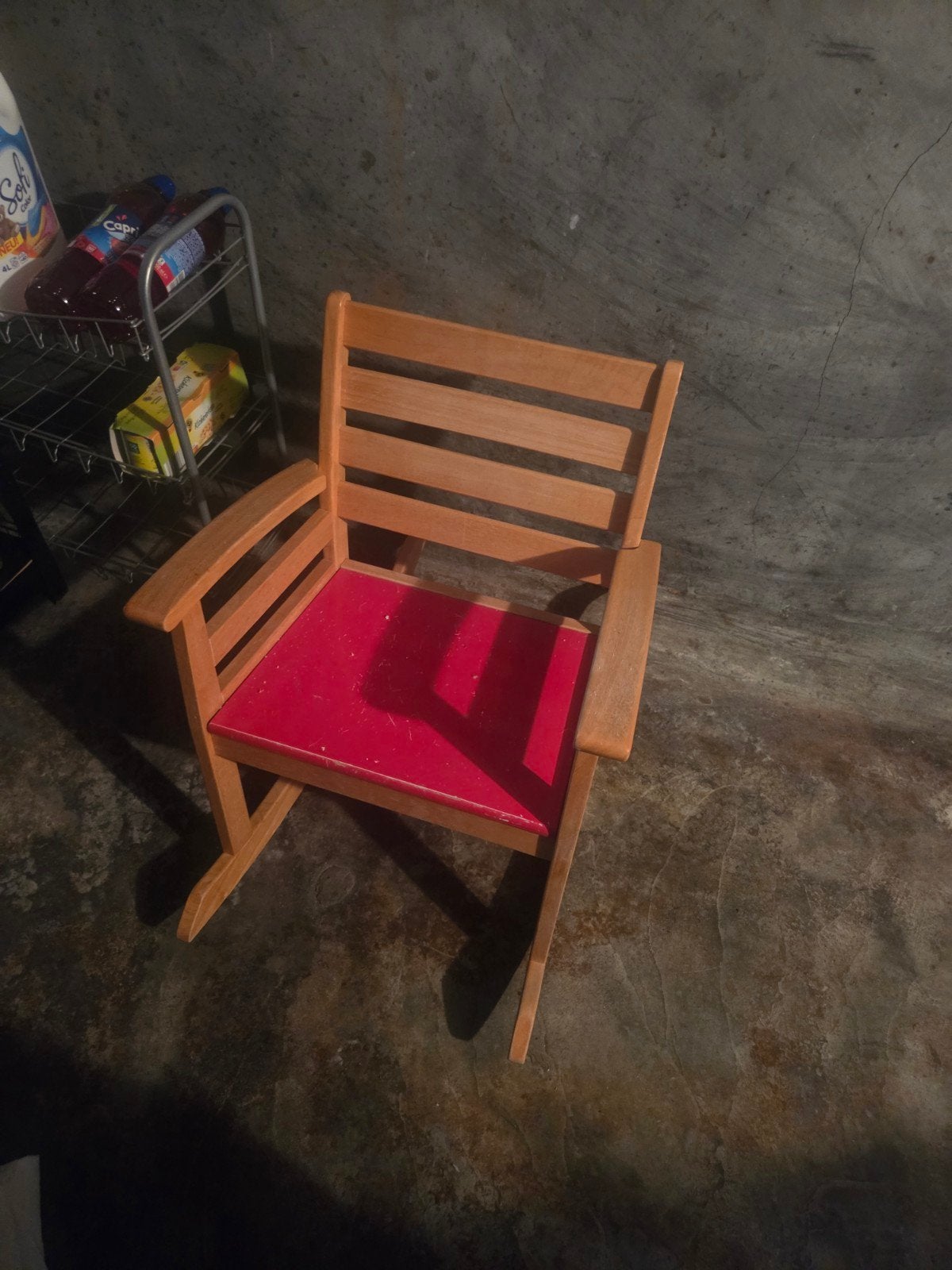 Houten schommelstoel met rode zitting, Ophalen, Gebruikt, Klassiek, Eén