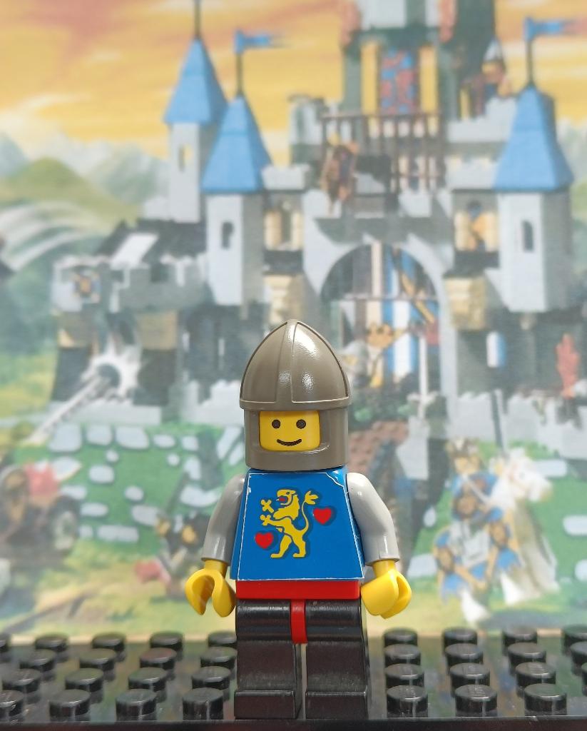 Lego Castle Guard, Lion with Hearts, Black Legs , Dark Gray, Gebruikt, Lego, Ophalen of Verzenden, Minifiguur