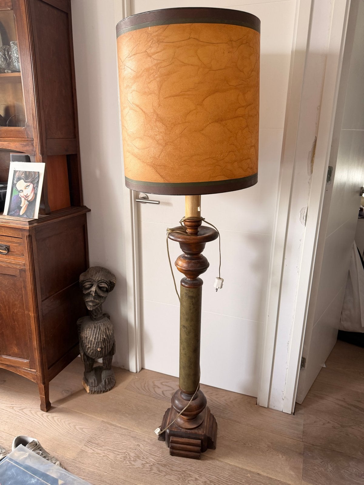 Vintage houten vloerlamp met perkamenten kap, Ophalen