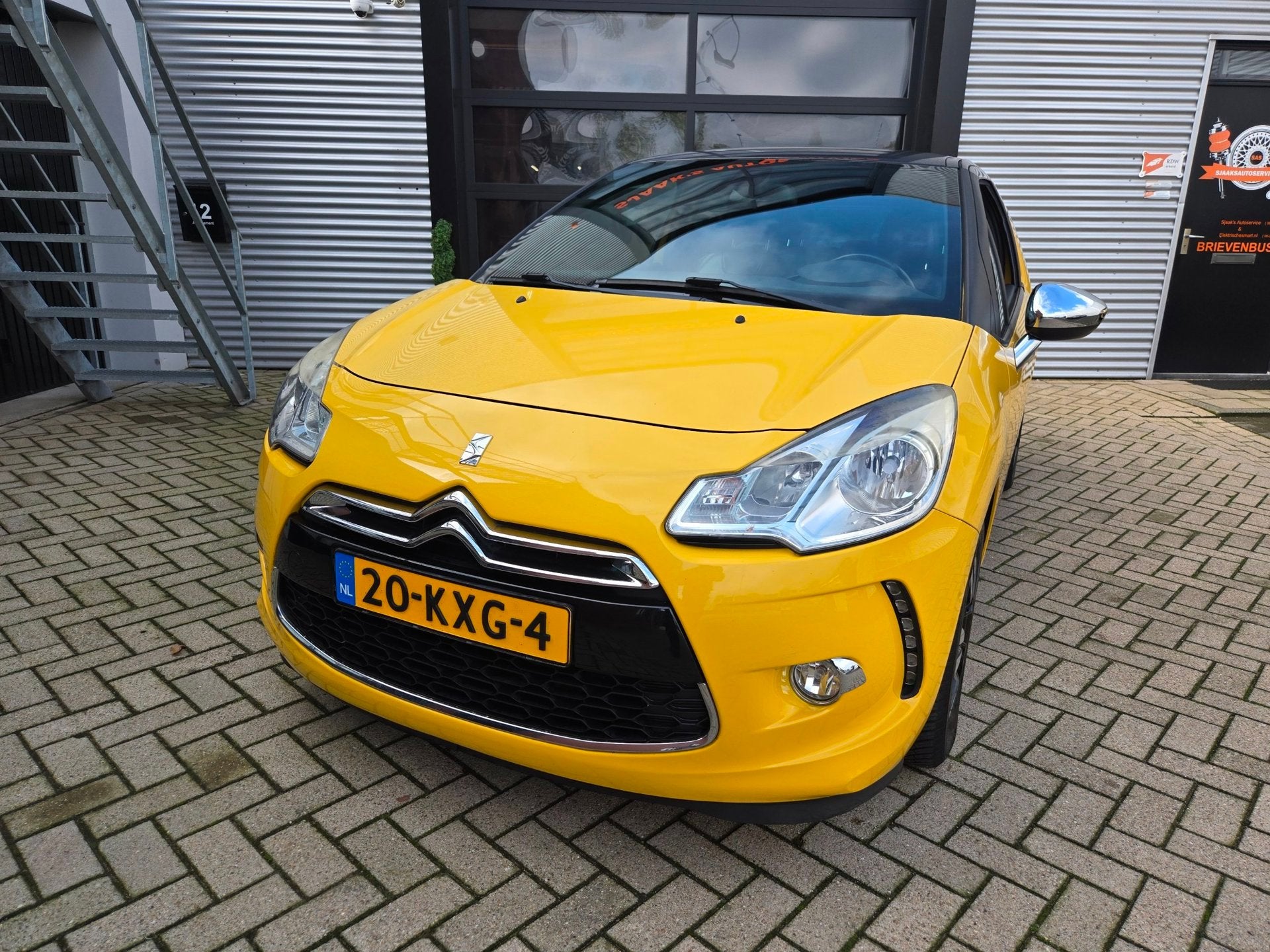 Citroen DS3 1.6 So Chic - Leder - Stoelverwarming - Navi - l, Auto's, Euro 5, Zwart, 4 cilinders, Bedrijf