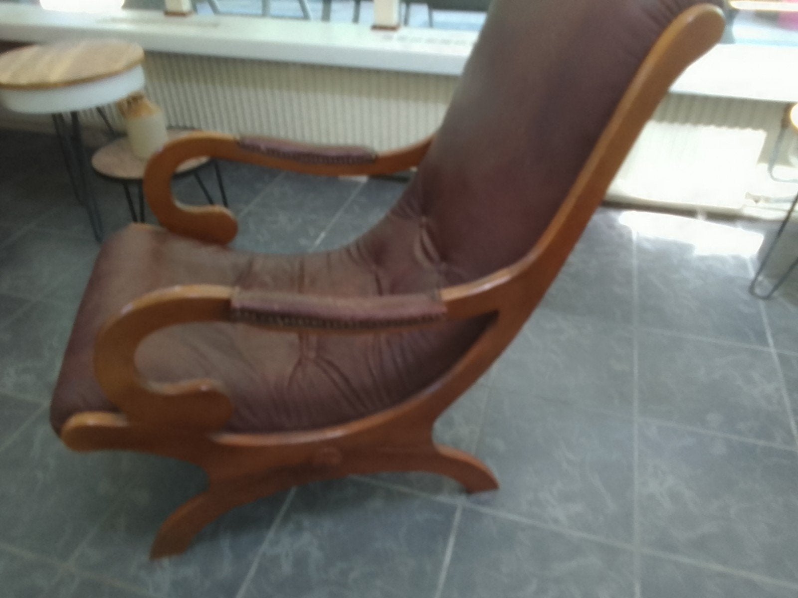 Vintage fauteuil met lederen bekleding en massief hout, Ophalen