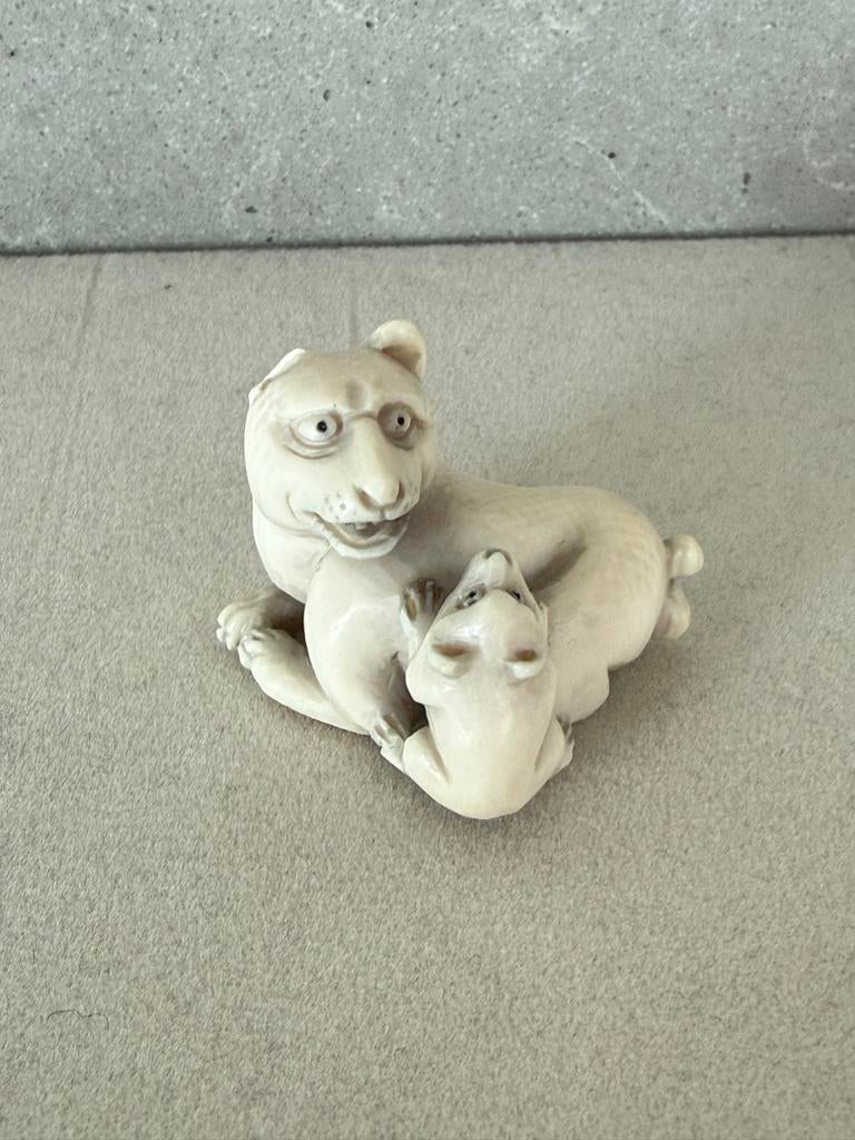 Japanse Antiek netsuke van een hond met welp, Verzamelen, Verzenden, Gebruikt, Dier