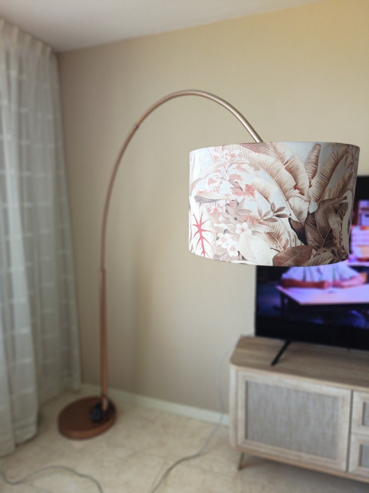 Moderne koperkleurig booglamp met bloemenprint kap, Ophalen, E27 (groot), Modern, Botanisch, 150 tot 200 cm