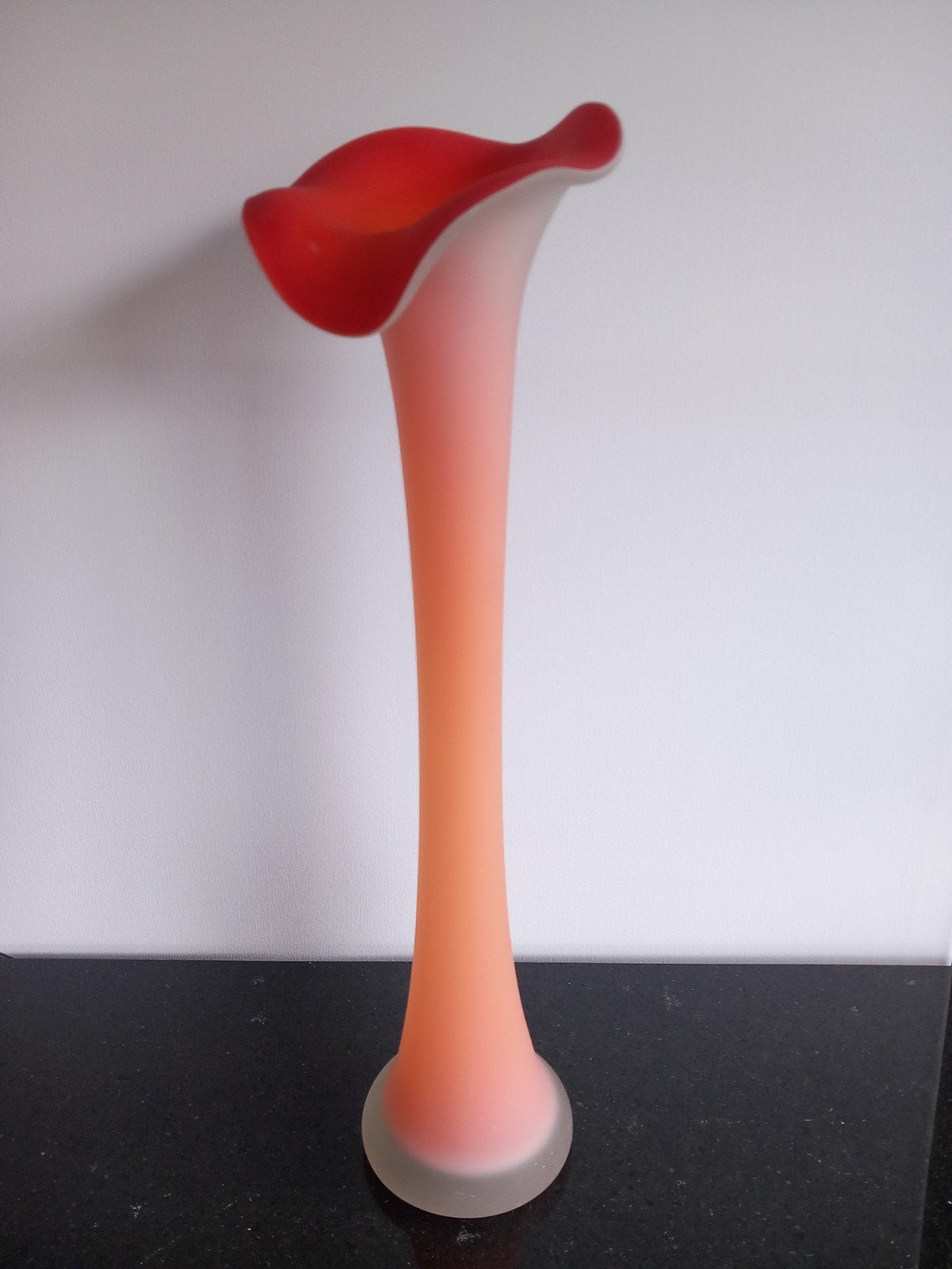 Vintage trompetvaas / lelievaas mat satijnglas – jaren 70, Ophalen of Verzenden, Rood