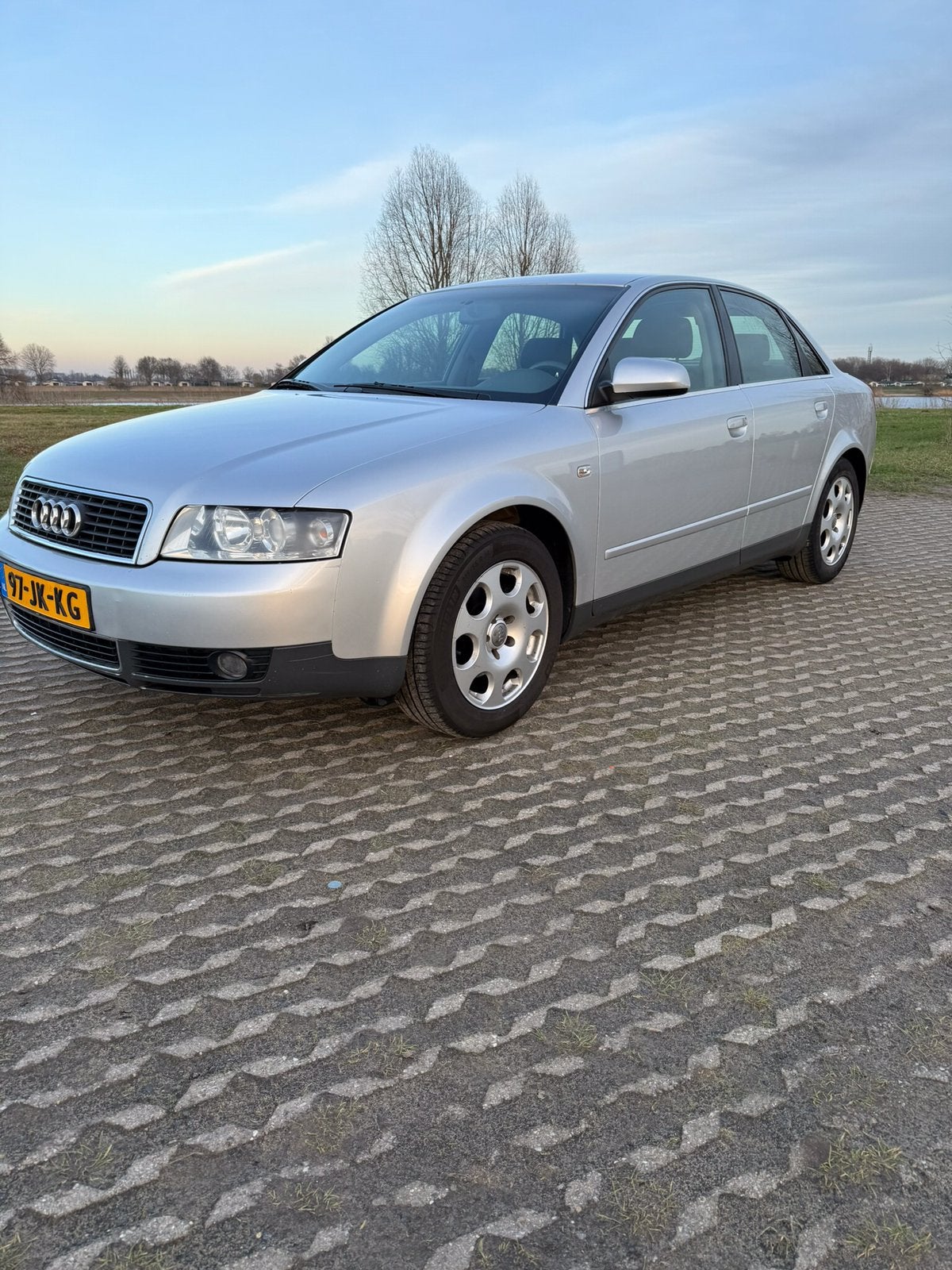 Audi A-4 2.0 Limousine airco abs trekhaak NIEUWSTAAT, Auto's, Audi, Voorwielaandrijving, Stof, Zwart, 4 cilinders
