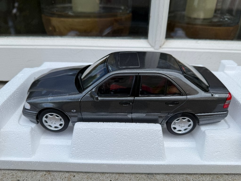 1:18 Mercedes W202 C-Klasse Onyx grijs 1997 Norev 183371, Hobby en Vrije tijd, Modelauto's | 1:18, Auto, Norev, 70-72 Av. de Bohlen, Vaulx-en-Velin, 69120, France