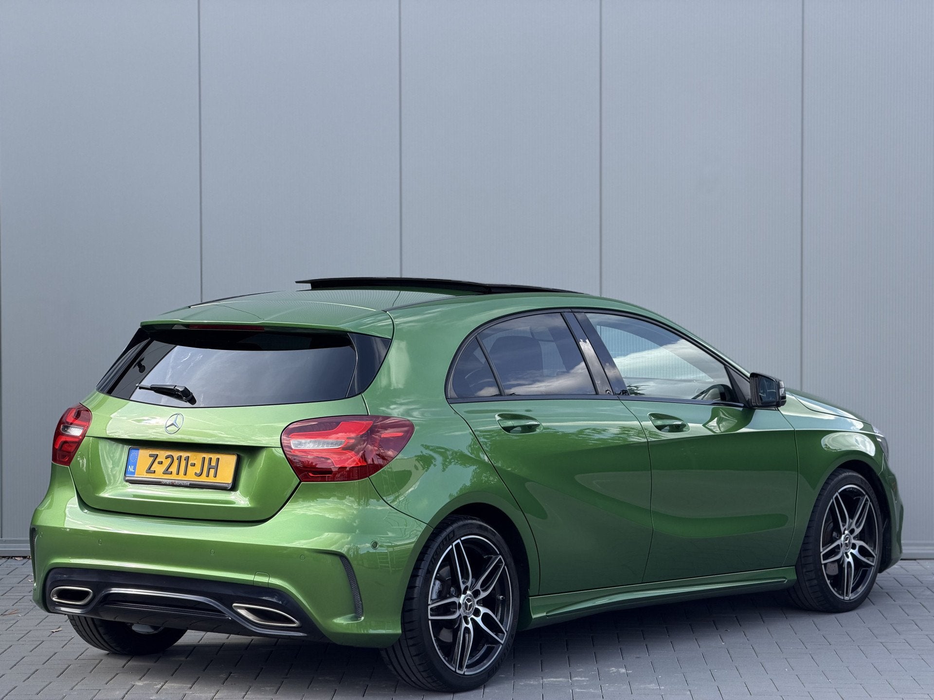 Mercedes-Benz A-Klasse 180 AMG Night | Panorama | 18" | Came, Auto's, Dealer onderhouden, Gebruikt, 4 cilinders, 122 pk