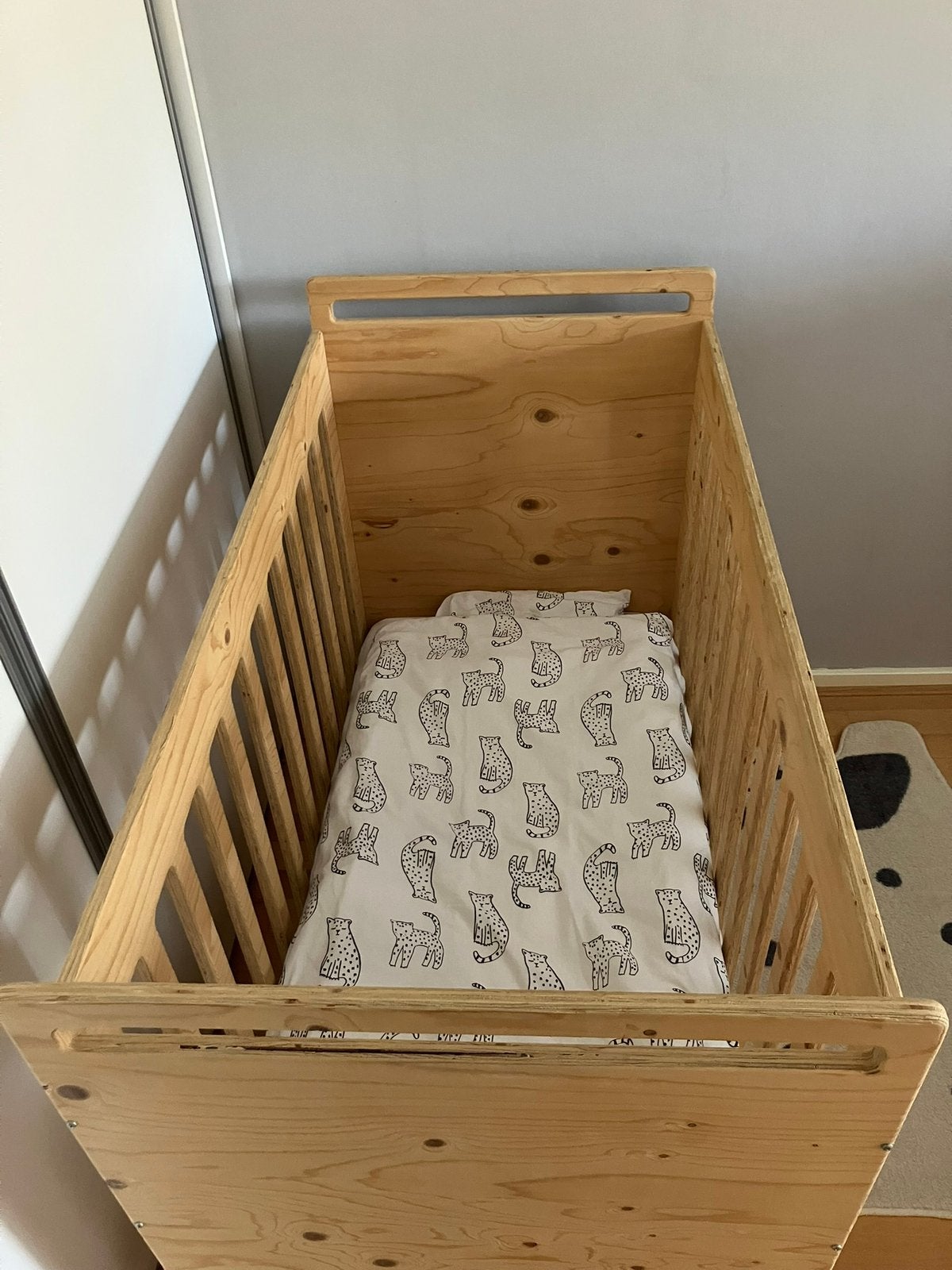 Uniek fins vuren houten ledikant en commode, Kinderen en Baby's, Kinderkamer | Complete kinderkamers, Ophalen, Gebruikt, Jongetje of Meisje