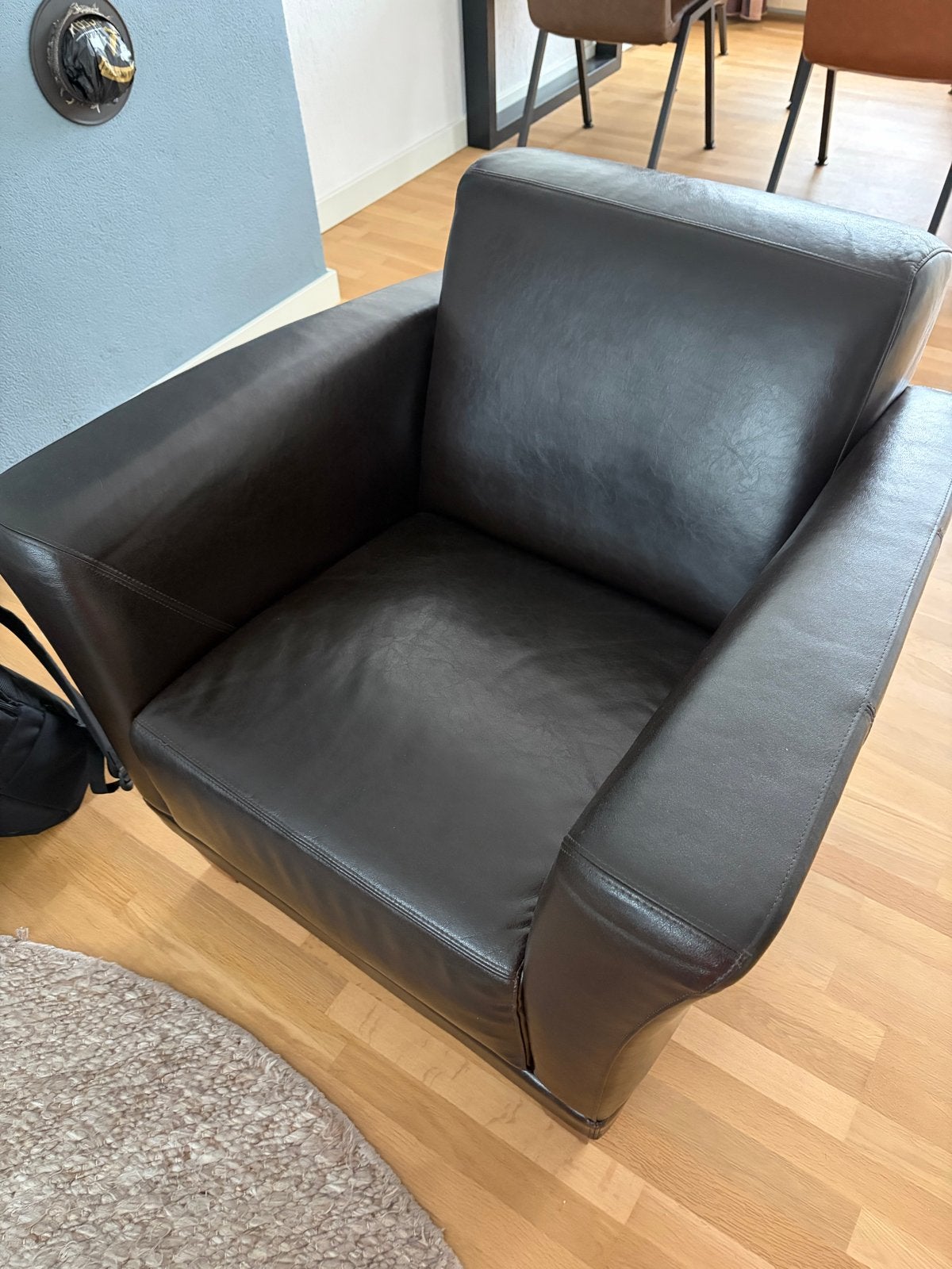Comfortabele bruine leren stoel met teakhouten poten, Ophalen, Gebruikt, Leer, 75 tot 100 cm