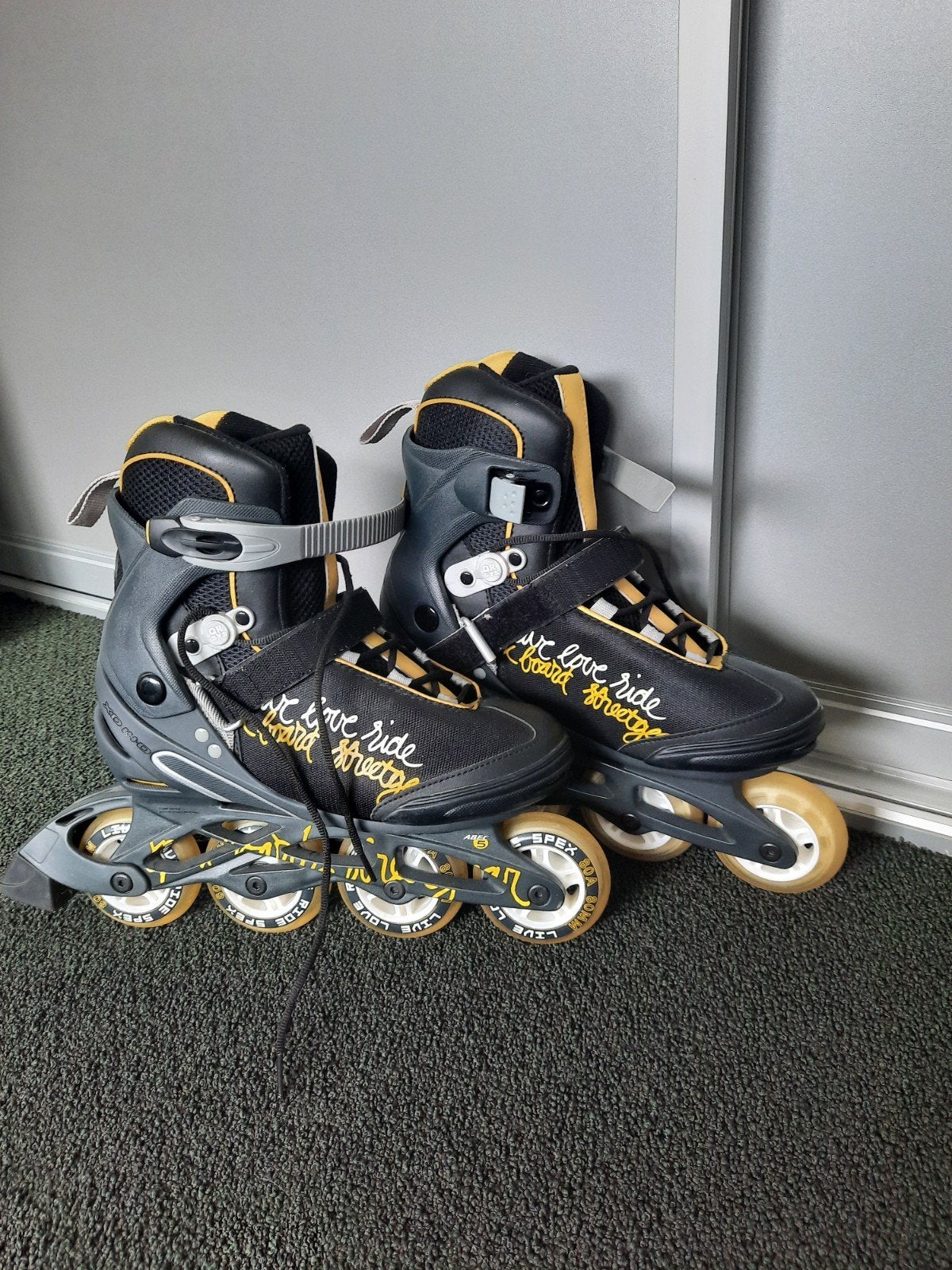 Zwarte/gele inline skates, maat 40-41, verstelbaar, Sport en Fitness, Overige merken, Gebruikt, Kinderen, Ophalen of Verzenden