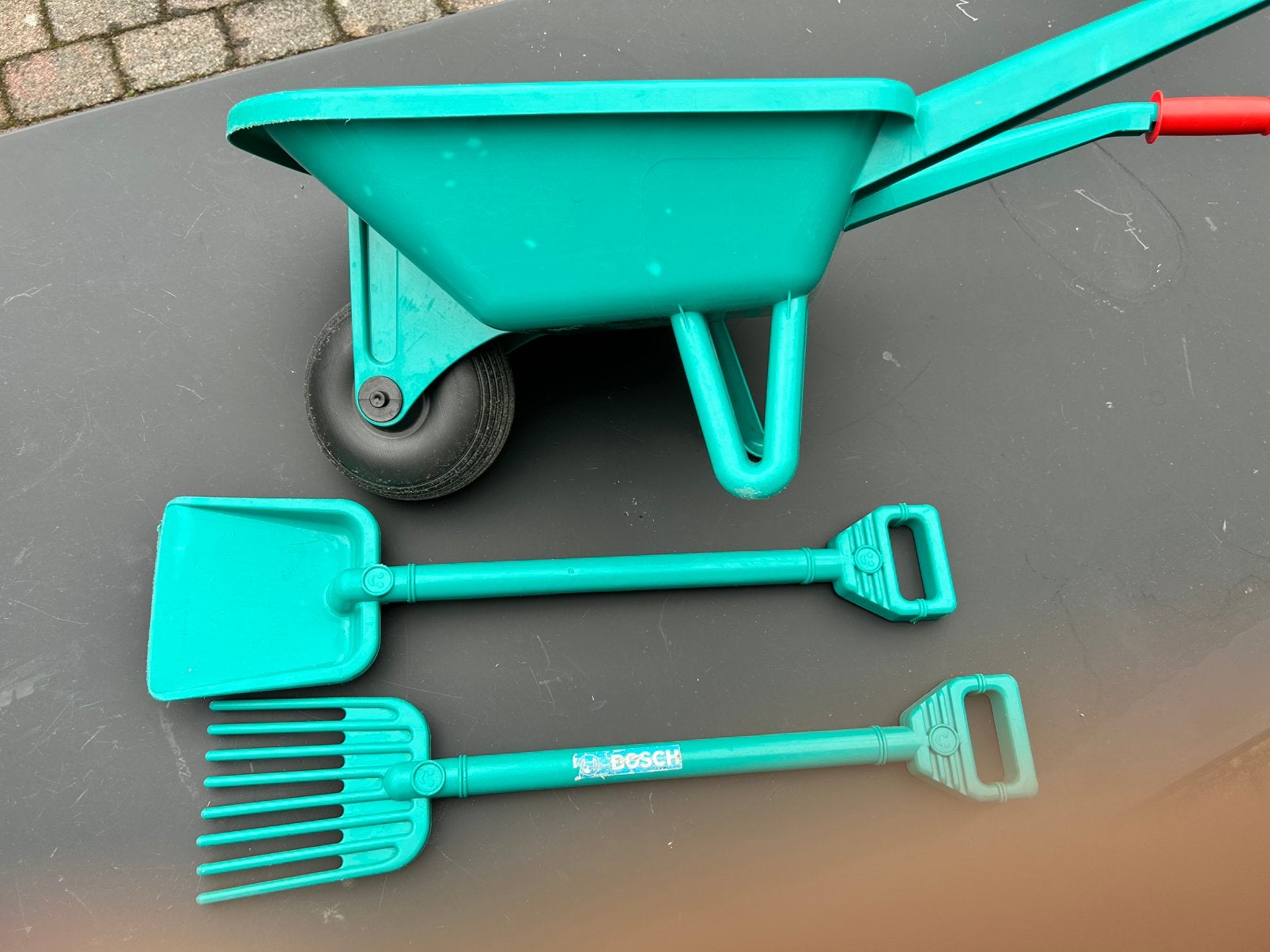 Leuke kunststof  bosch  kinder kruiwagen met schep en greep, Ophalen of Verzenden, Gebruikt, Handmatig, Eenwielig