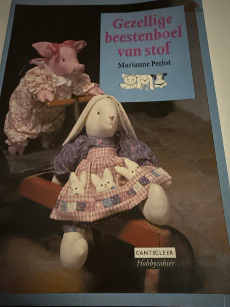 Gezellige beestenboel van stof marianne perlot knuffels naai, Ophalen of Verzenden, Gelezen, Poppen maken