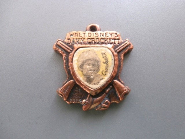 Walt Disney Davy Crockett Badge 1967, Verzamelen, Speldjes, Pins en Buttons, Verzenden, Gebruikt, Figuurtje, Button