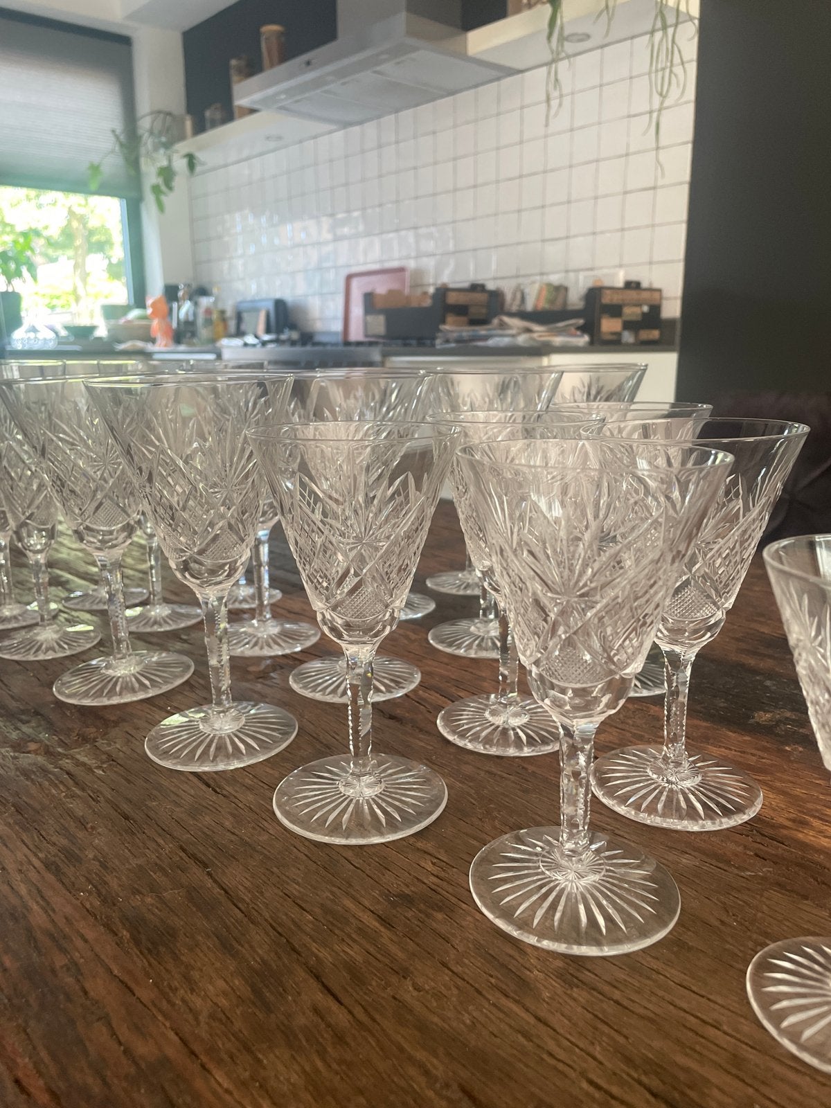 Set van 20 kristallen wijnglazen met geslepen patroon, Antiek en Kunst, Antiek | Glas en Kristal, Ophalen of Verzenden