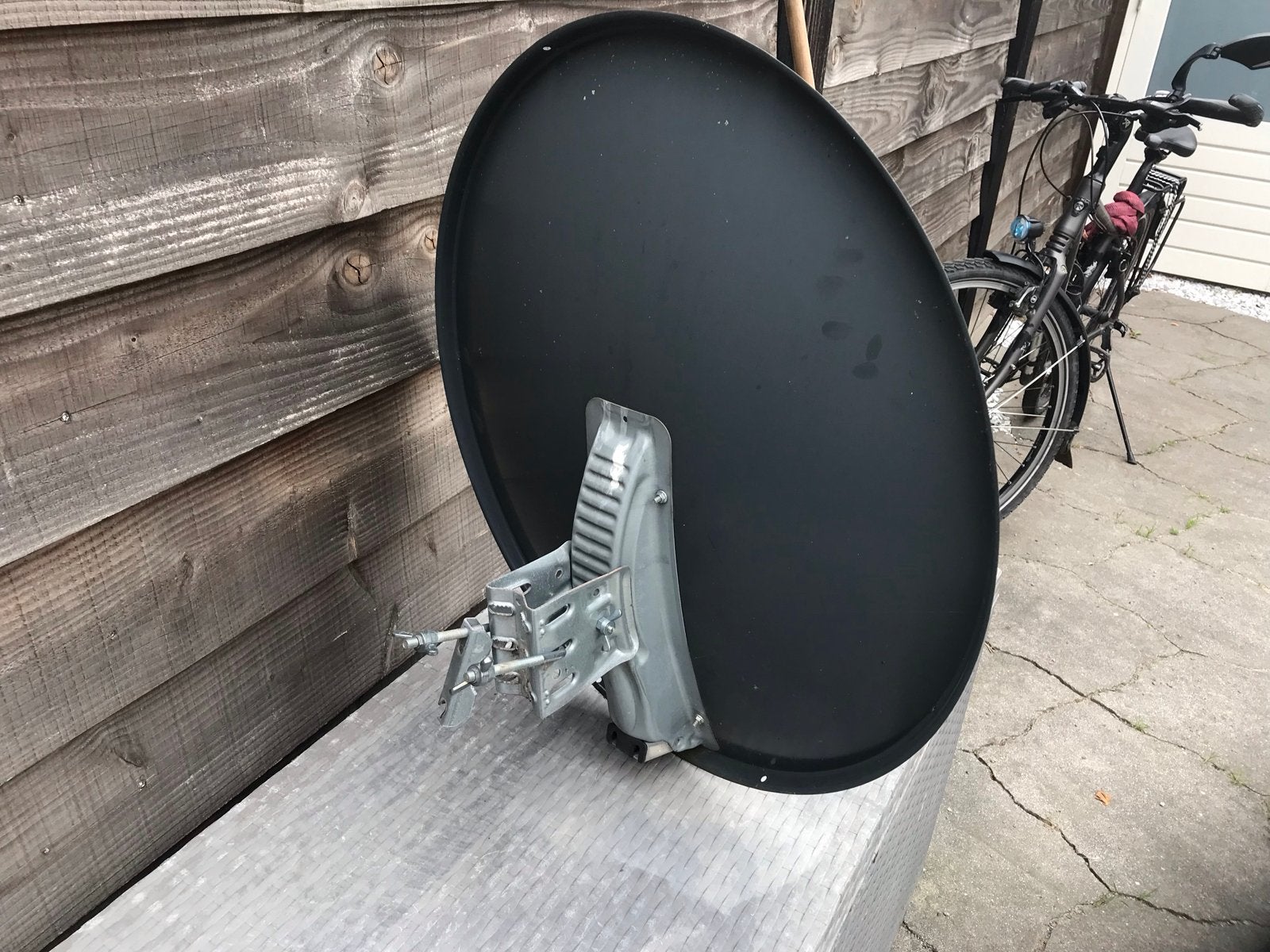 Triax schotelantenne met LNB - Gebruikt, Ophalen of Verzenden, Gebruikt, (Schotel)antenne, Overige merken