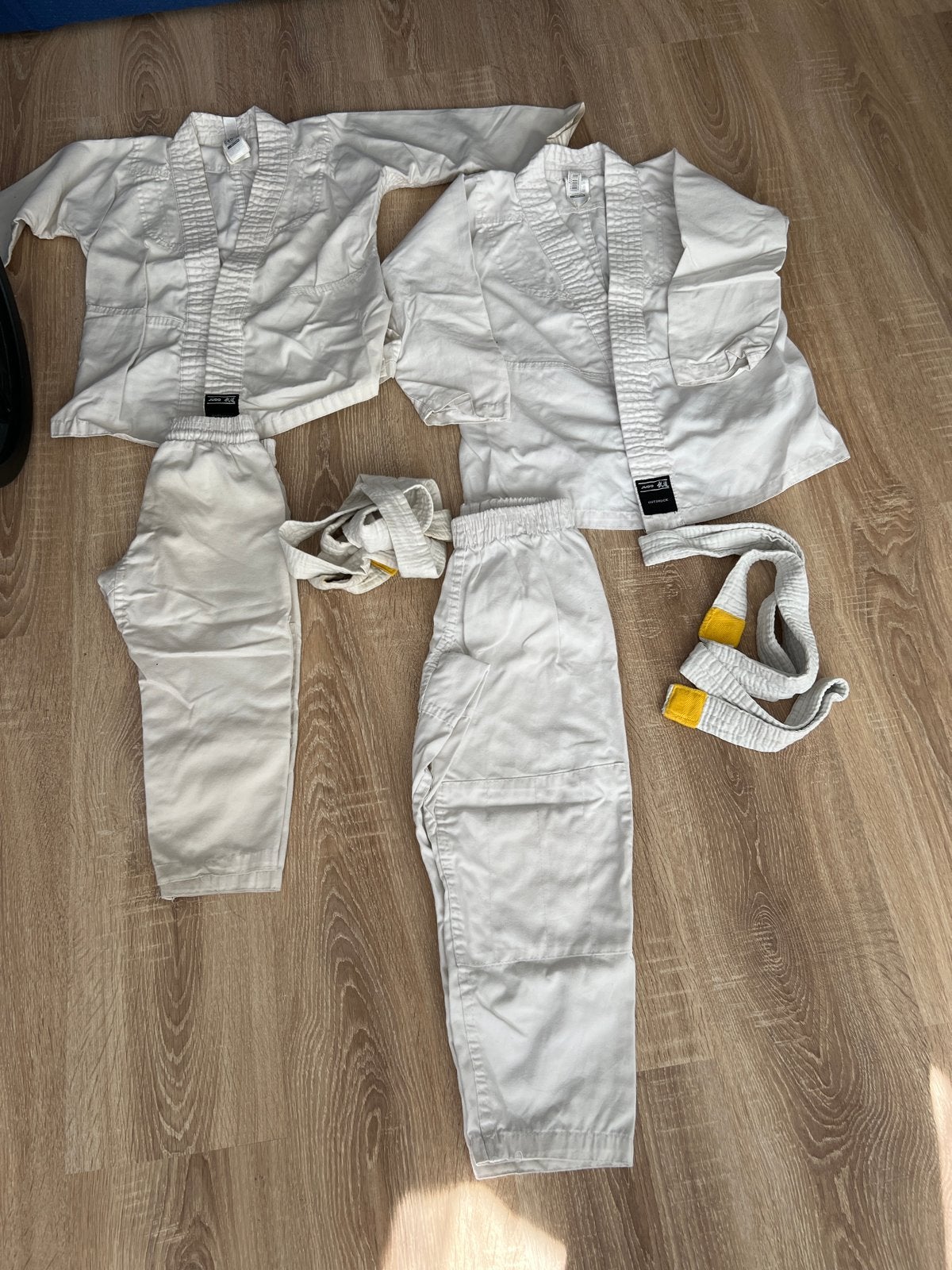 2x Judo/Karate pakken met gele banden, Ophalen, Gebruikt, Judo, Vechtsportpak
