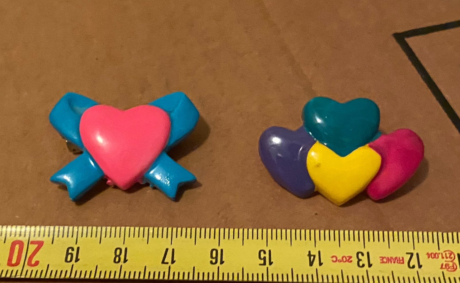 Vintage kinderbroches hartjes jaren 80, Verzamelen, Verzenden, Zo goed als nieuw