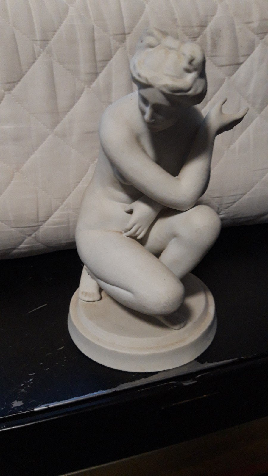 Klassiek beeld van hurkende vrouw met kruik, Antiek en Kunst, Ophalen of Verzenden, Handgemaakt, 20 - 50 cm, Beeld
