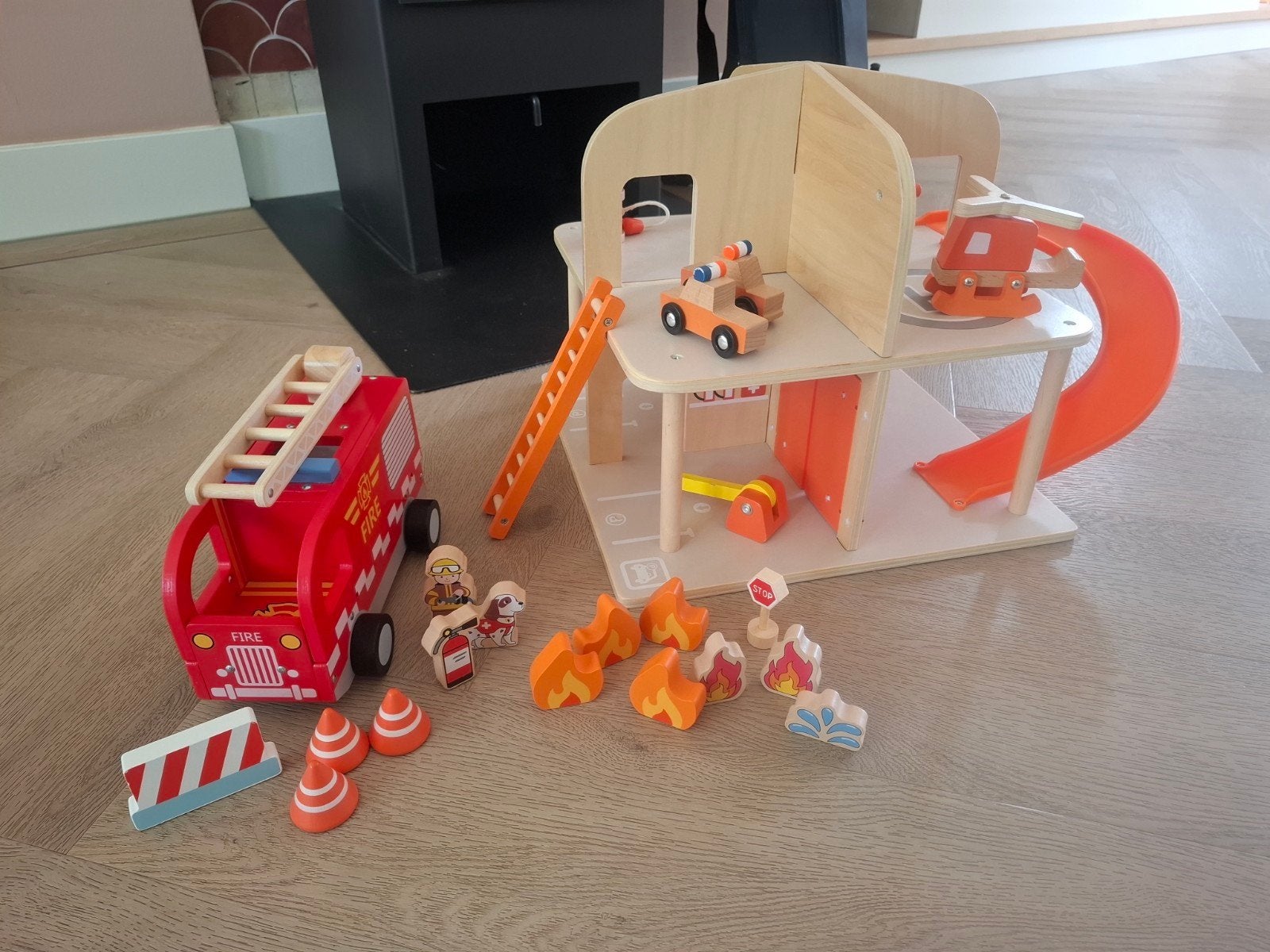 hema houten brandweerkazerne + brandweerauto, Ophalen of Verzenden, Zo goed als nieuw