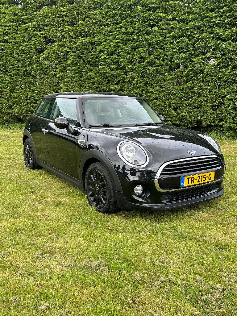 Mini Cooper 1.5 Zwart (2018) 82.846 km, Auto's, Mini, Voorwielaandrijving, 4 stoelen, Leder en Stof, Origineel Nederlands