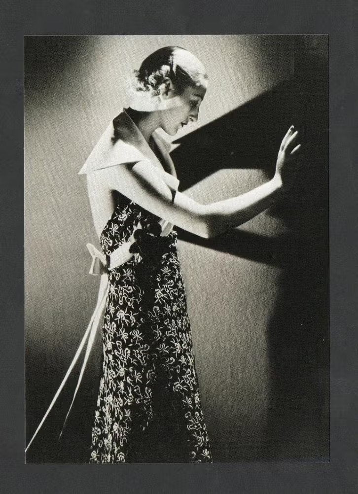 Ansichtkaart Mode Parijs Fashion Paris door Lee Miller., Ophalen of Verzenden, 1980 tot heden, Ongelopen, Sterren en Beroemdheden