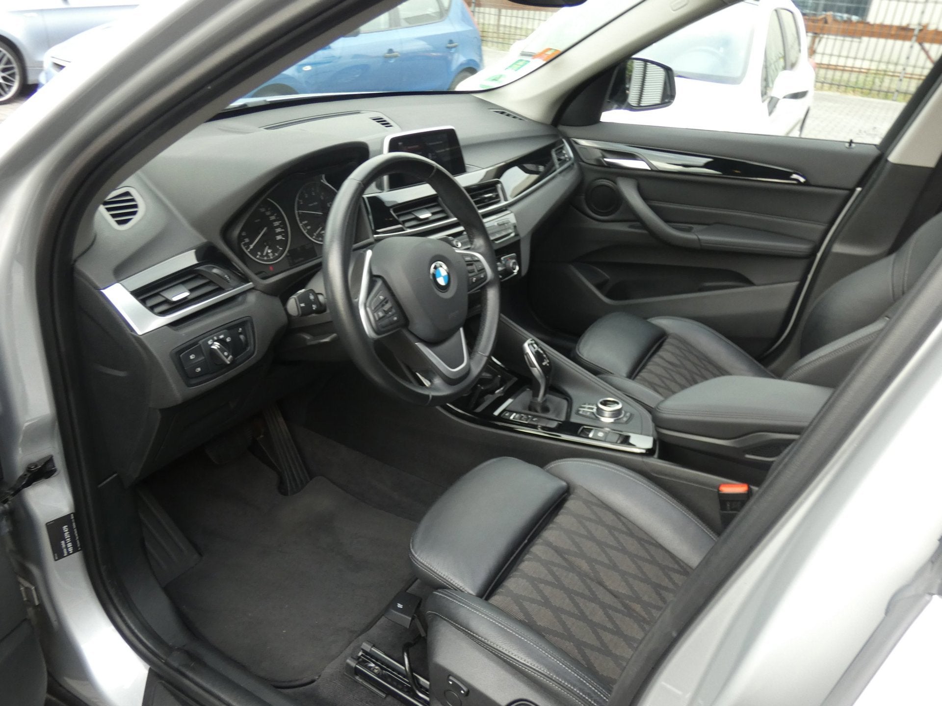BMW X1 SDrive18i High Executive Airco|Eleck. pakket|LM|Pano, Auto's, 15 km/l, Gebruikt, Leder en Stof, Bedrijf