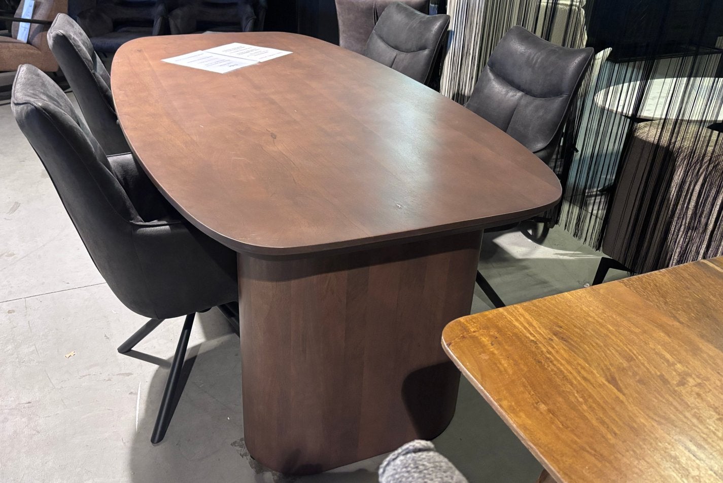 Ovale Eettafel Walnut 200x100 cm - Showroom Opruiming, Huis en Inrichting, 200 cm of meer, Zo goed als nieuw, Vijf personen of meer
