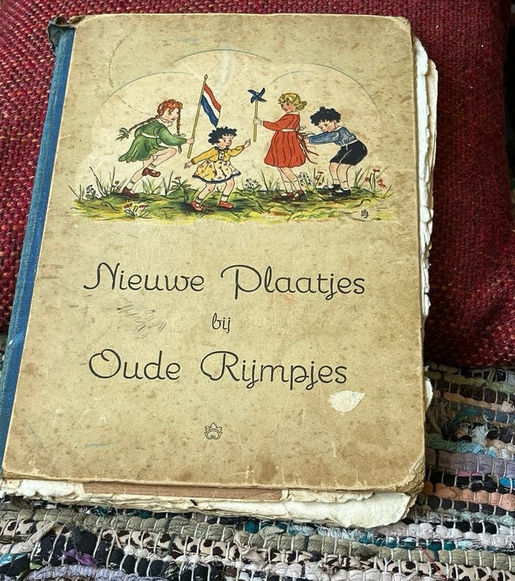 Antiek “Nieuwe Plaatjes bij Oude Rijmpjes-1946, Boeken, Prentenboeken en Plaatjesalbums, Ophalen of Verzenden, Gelezen