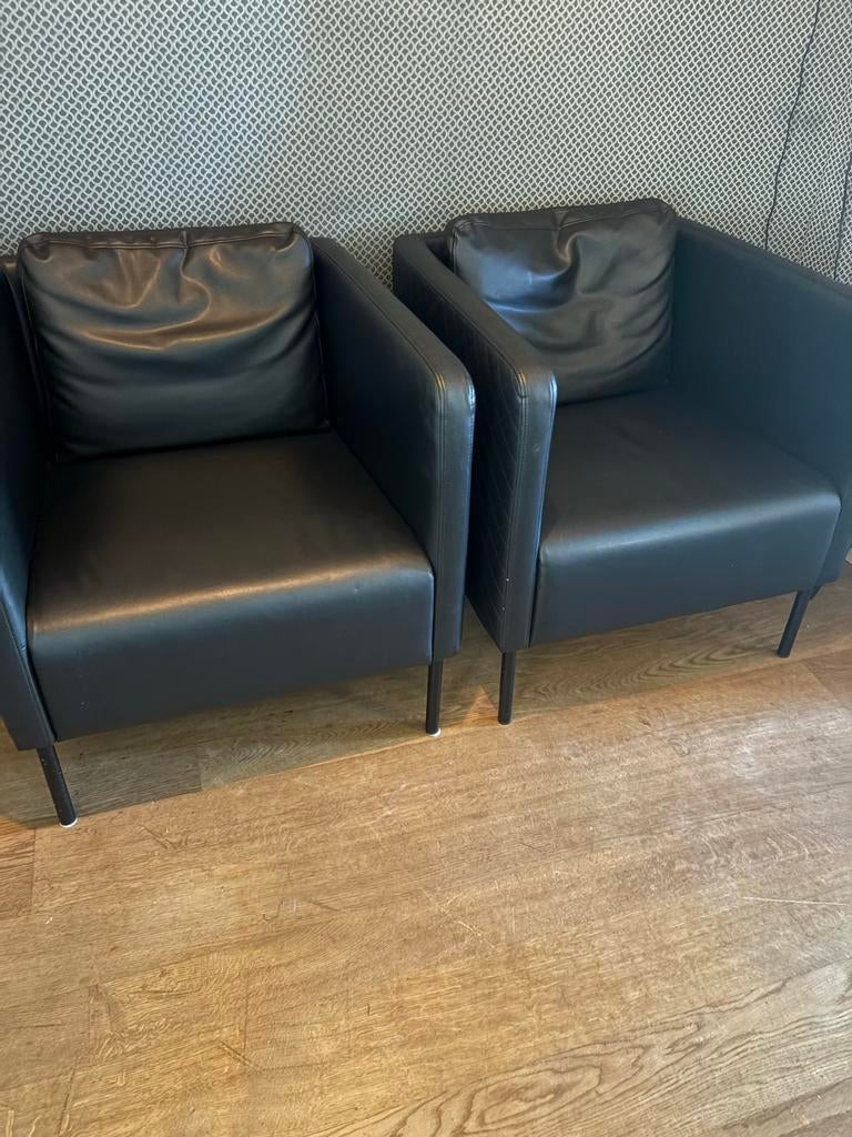 Twee zwarte design fauteuils, Huis en Inrichting, Fauteuils, Zo goed als nieuw, Leer, 50 tot 75 cm, Minder dan 75 cm, Ophalen