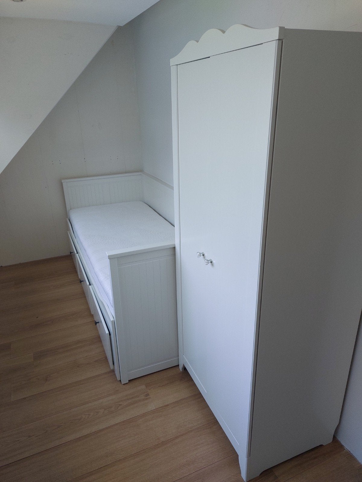 Uitschuifbed van hout met matras en kinderkast, Huis en Inrichting, Slaapkamer | Bedden, Ophalen, 90 cm, Eenpersoons, Wit