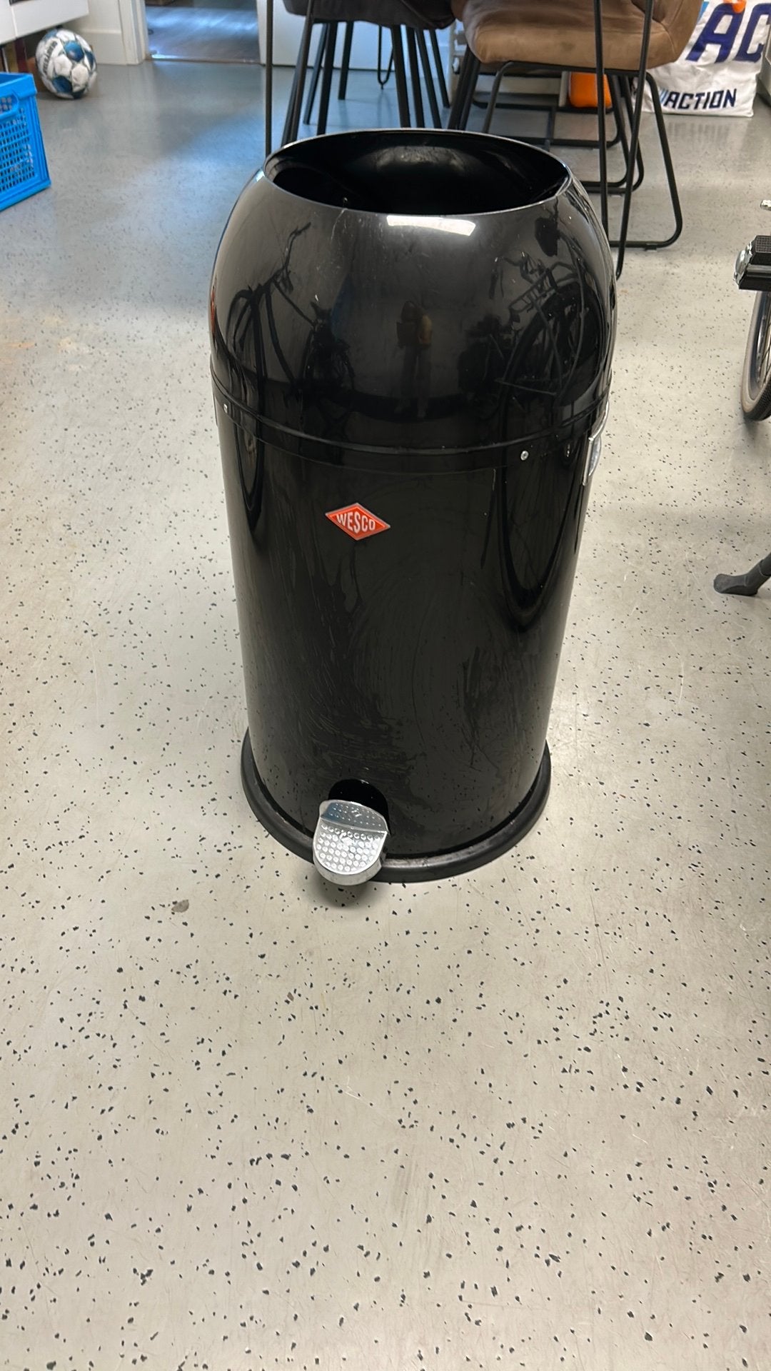 Wesco kickmaster 33 liter zwart deksel defect, Huis en Inrichting, Ophalen, 50 – 75, Gebruikt, Met pedaal